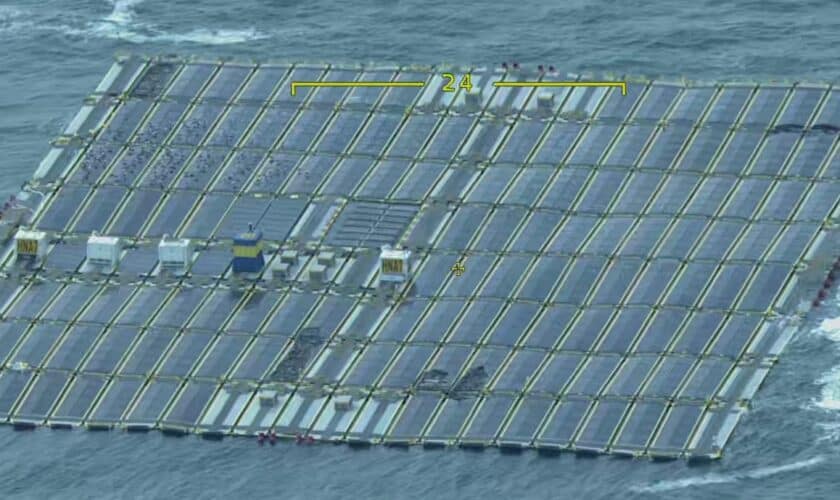 Drijvende zonnepanelen op de Noordzee vanuit de lucht gefotografeerd.