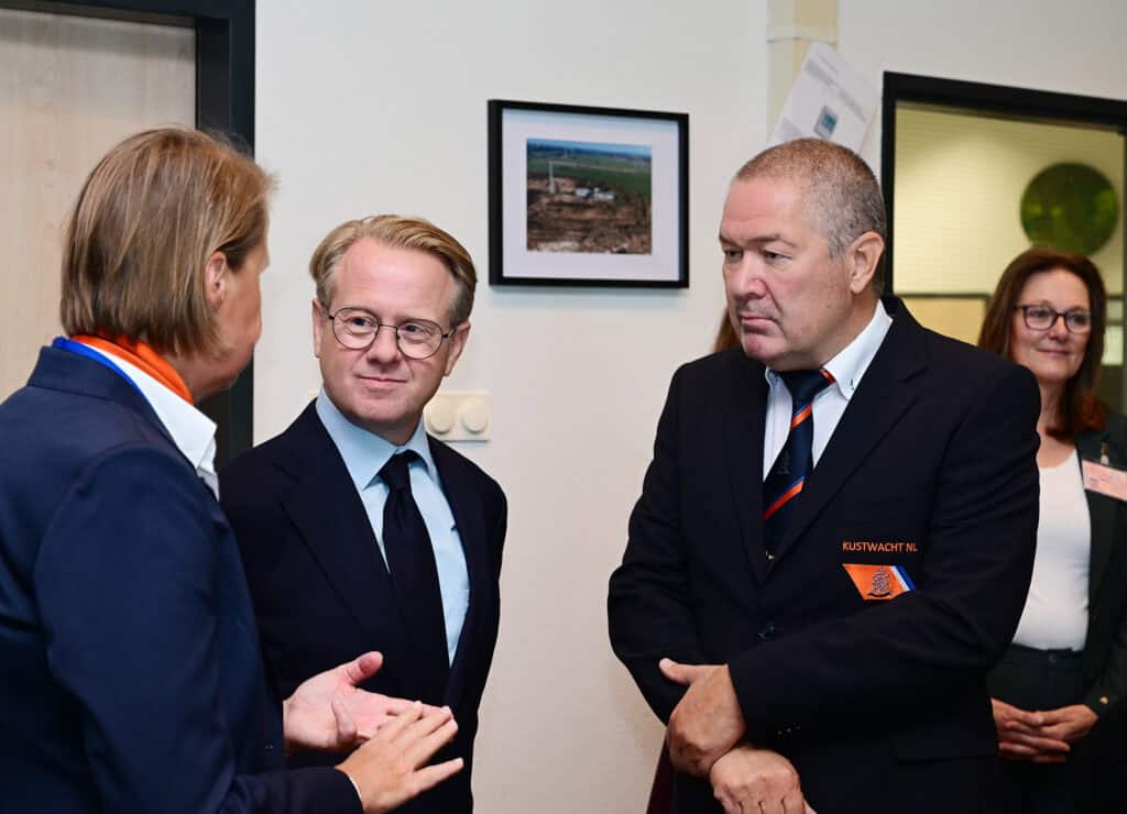 Directeur Kustwacht Nicole Kuipers, Minister van Infrastructuur en Waterstaat Robert Tieman en Hoofd Operaties Robin van Dalen.