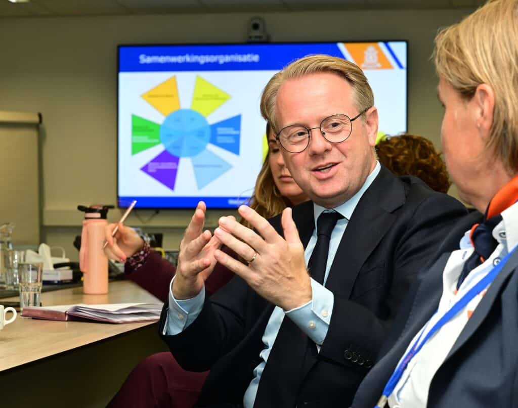 Minister van Infrastructuur en Waterstaat Robert Tieman in gesprek met Directeur Kustwacht Nicole Kuipers.