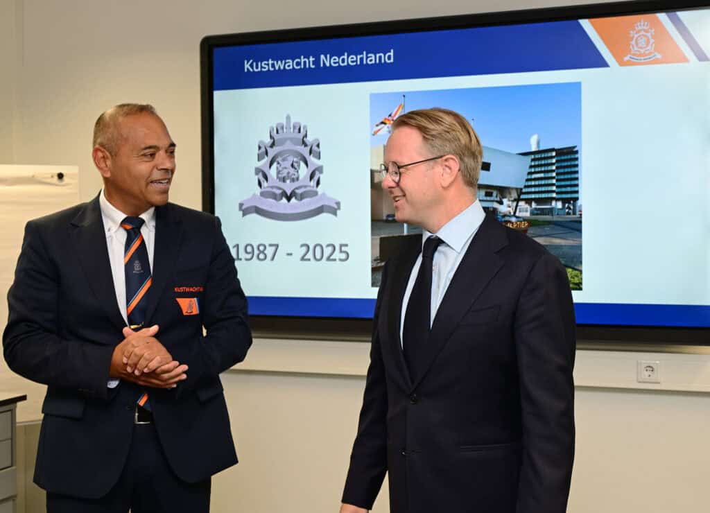 Plaatsvervangend Directeur Kustwacht Edwin van der Pol en Minister van Infrastructuur en Waterstaat Robert Tieman.