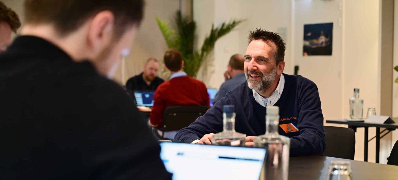 Hoofd Leren en Ontwikkelen Joost Volkers in gesprek met zijn internationale collega’s.