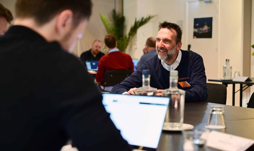 Hoofd Leren en Ontwikkelen Joost Volkers in gesprek met zijn internationale collega’s.