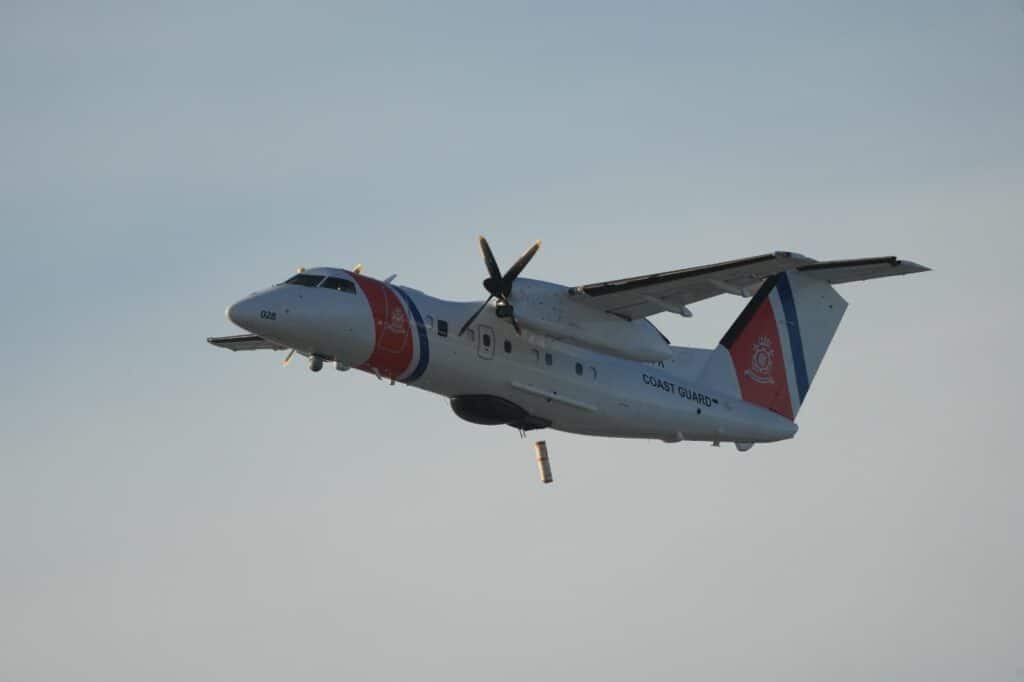 Drop reddingsvlot uit het kustwachtvliegtuig.