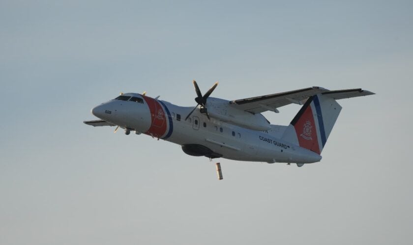 Drop reddingsvlot uit het kustwachtvliegtuig.