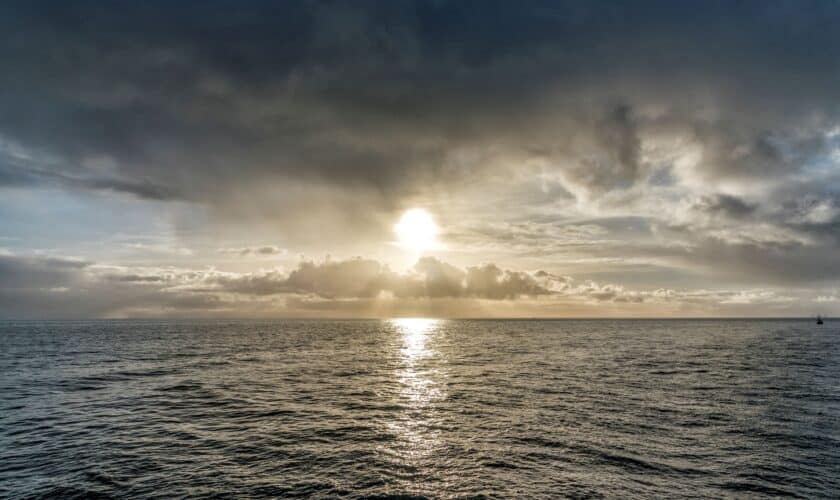 Noordzee met een ondergaande zon