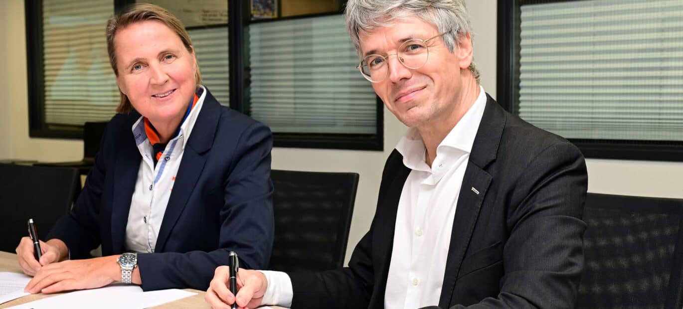 Ondertekening overeenkomst SodM en Kustwacht door Nicole Kuipers en Theodor Kockelkoren