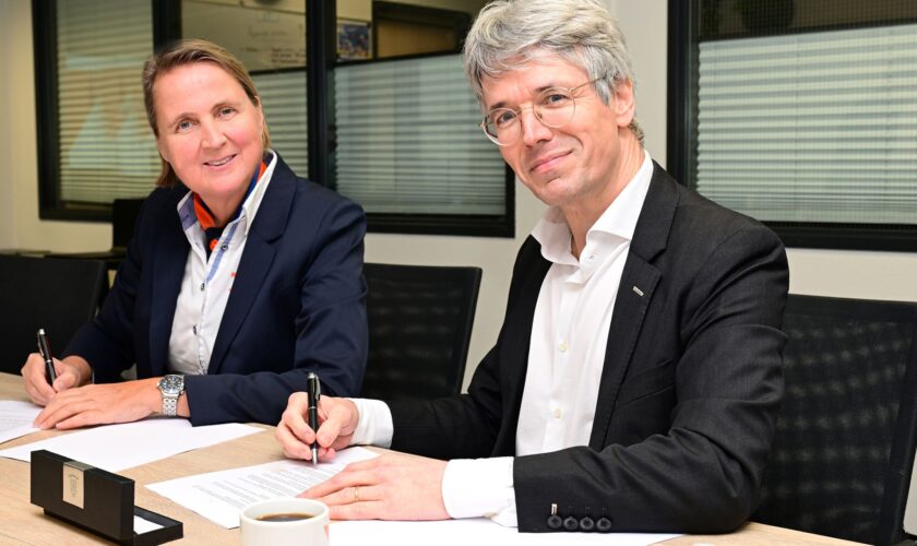 Ondertekening overeenkomst SodM en Kustwacht door Nicole Kuipers en Theodor Kockelkoren