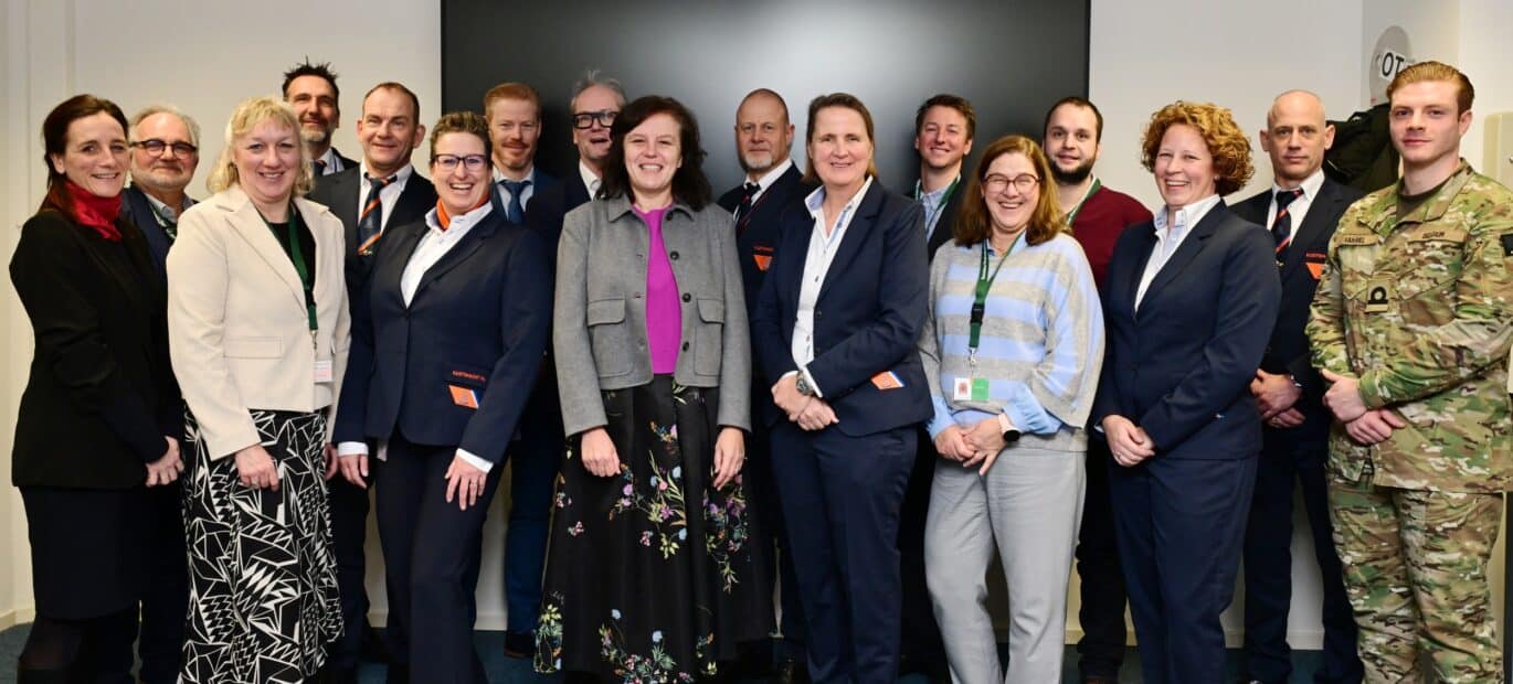 Groepsfoto tijdens bezoek van Belgische Kustwacht aan het Kustwachtcentrum