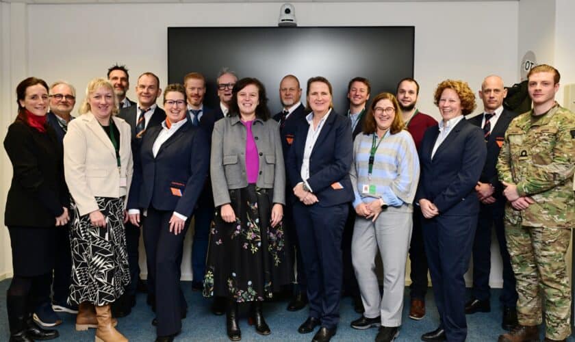 Groepsfoto tijdens bezoek van Belgische Kustwacht aan het Kustwachtcentrum