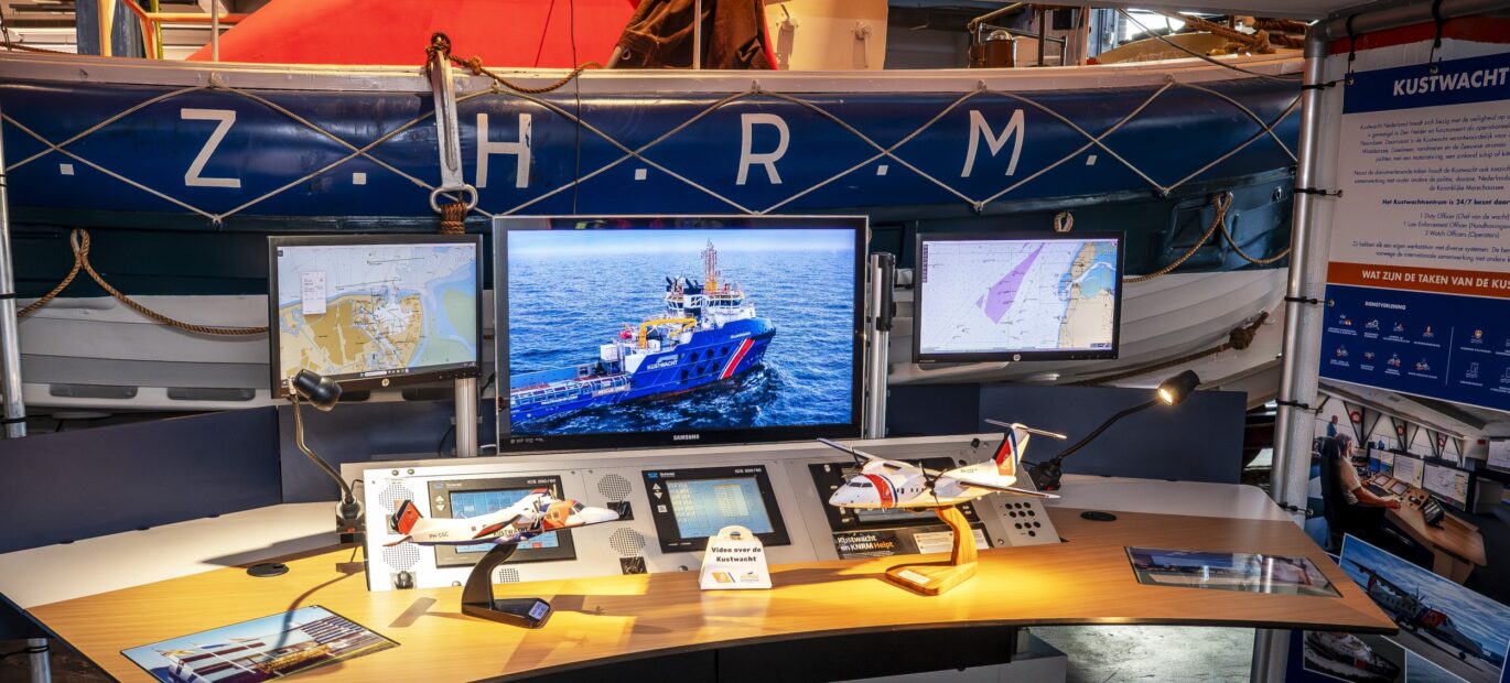 Schaalmodellen op meldkamertafel in Reddingmuseum