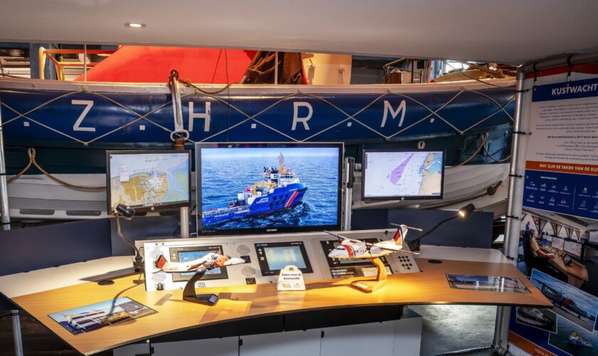 Schaalmodellen op meldkamertafel in Reddingmuseum