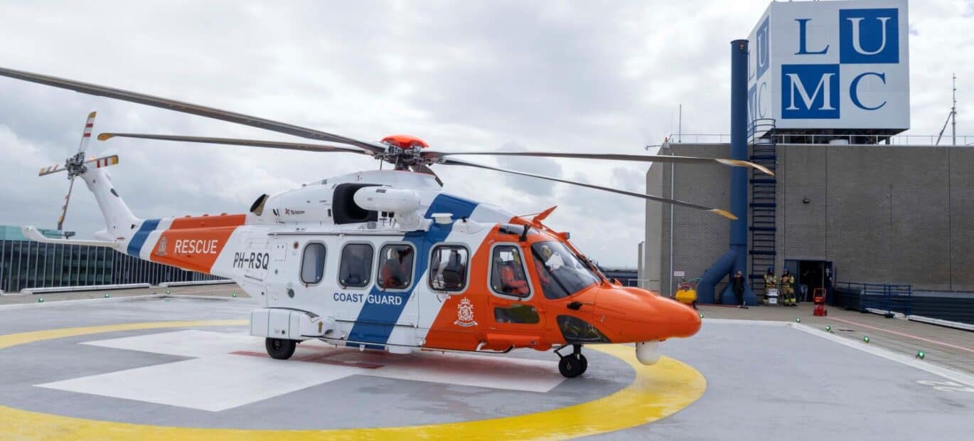 De kustwachthelikopter op het helikopterplatform van het LUMC.
