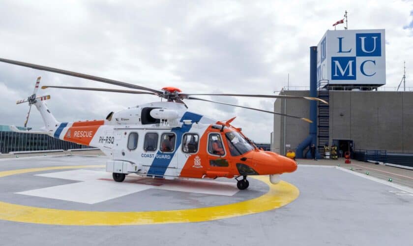 De kustwachthelikopter op het helikopterplatform van het LUMC.