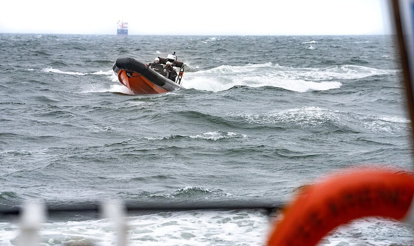 Snelle rubberen boot (RHIB) van de Kustacht vaart op de Noordzee