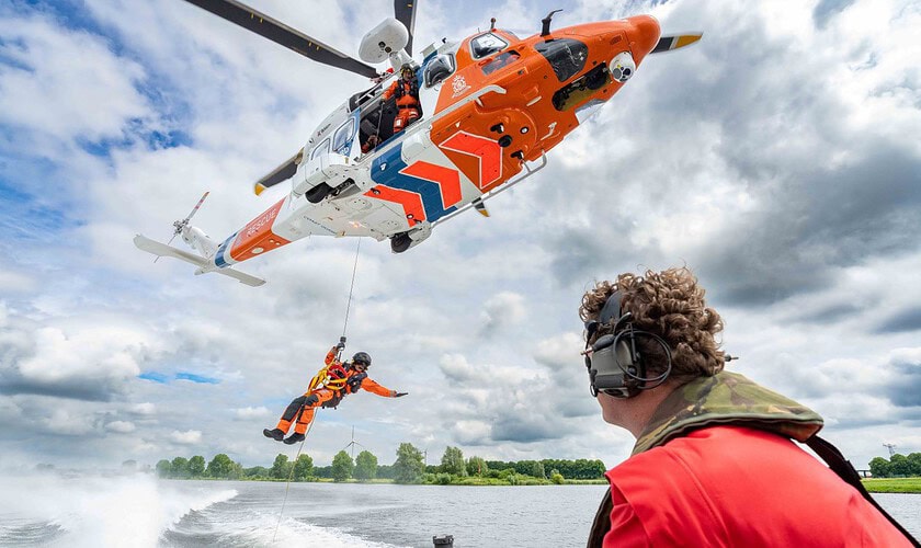 De kustwachthelikoper tijdens de training bij de vaarschool gezien vanaf een RHIB.